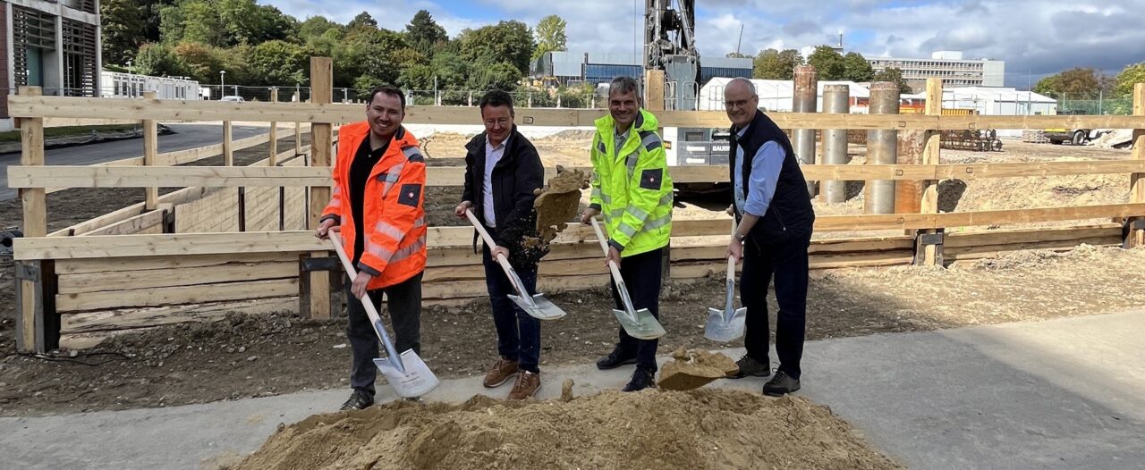 v.l.n.r.: Jan Ramser (IB Berg), Michael Muser (Büro für Tragwerksplanung und Ingenieurbau vom Felde + Keppler GmbH), Jürgen Gnädinger (IB Berg), Thomas Kölsch (BLB Bau- und Liegenschaftsbetrieb NRW Aachen) beim Spatenstich für den Ersatzneubau der Anorganischen und Organischen Chemie der RWTH Aachen auf dem Campus Hörn
