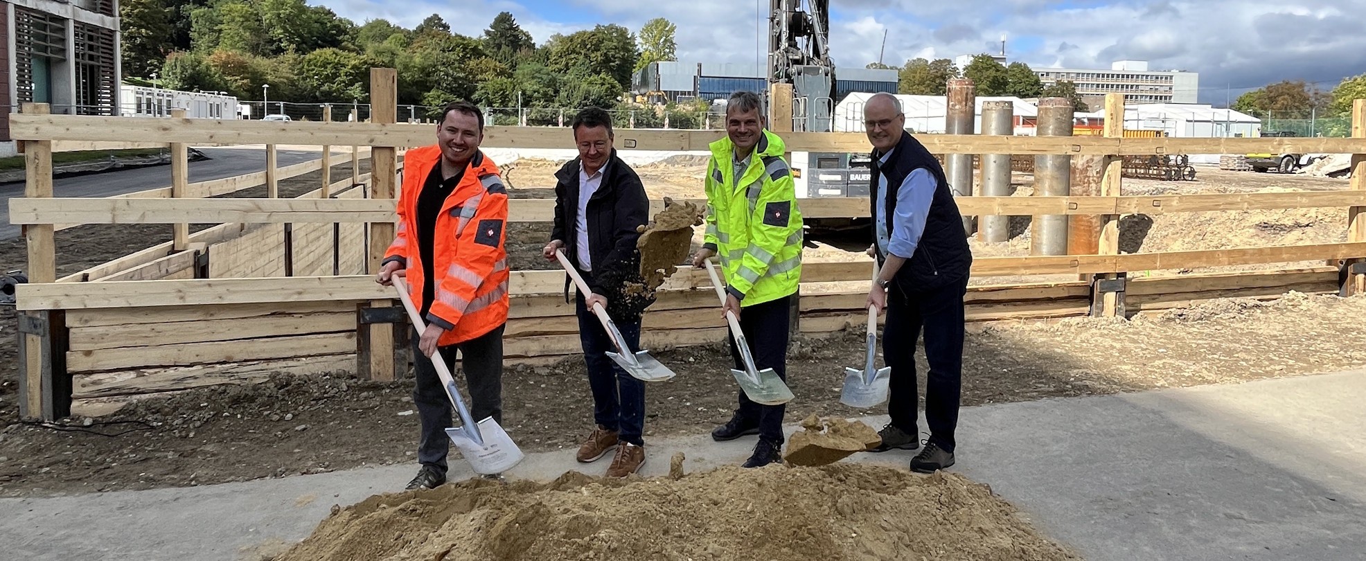 v.l.n.r.: Jan Ramser (IB Berg), Michael Muser (Büro für Tragwerksplanung und Ingenieurbau vom Felde + Keppler GmbH), Jürgen Gnädinger (IB Berg), Thomas Kölsch (BLB Bau- und Liegenschaftsbetrieb NRW Aachen) beim Spatenstich für den Ersatzneubau der Anorganischen und Organischen Chemie der RWTH Aachen auf dem Campus Hörn