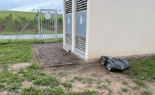 Die Pflege der Grünflächen auf der GKA Leiwen übernimmt ein Mähroboter - natürlich geladen mit eigenem PV-Strom