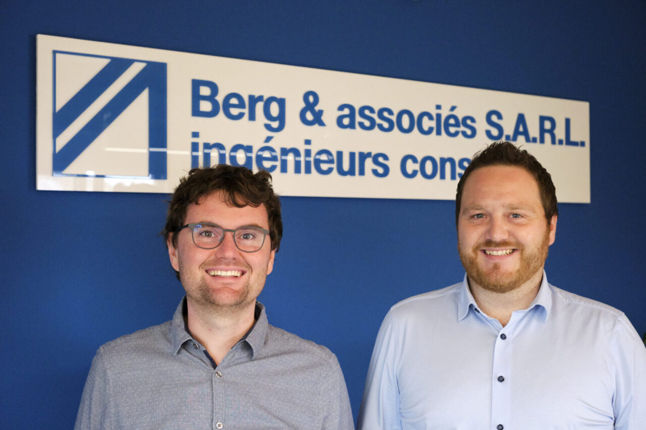 Die neuen Gesellschafter des Ingenieurbüros Berg & associés S.A.R.L., Oliver Lenz (li) und Steven Bormes (re) vor dem Bürologo in den neuen Büroräumen