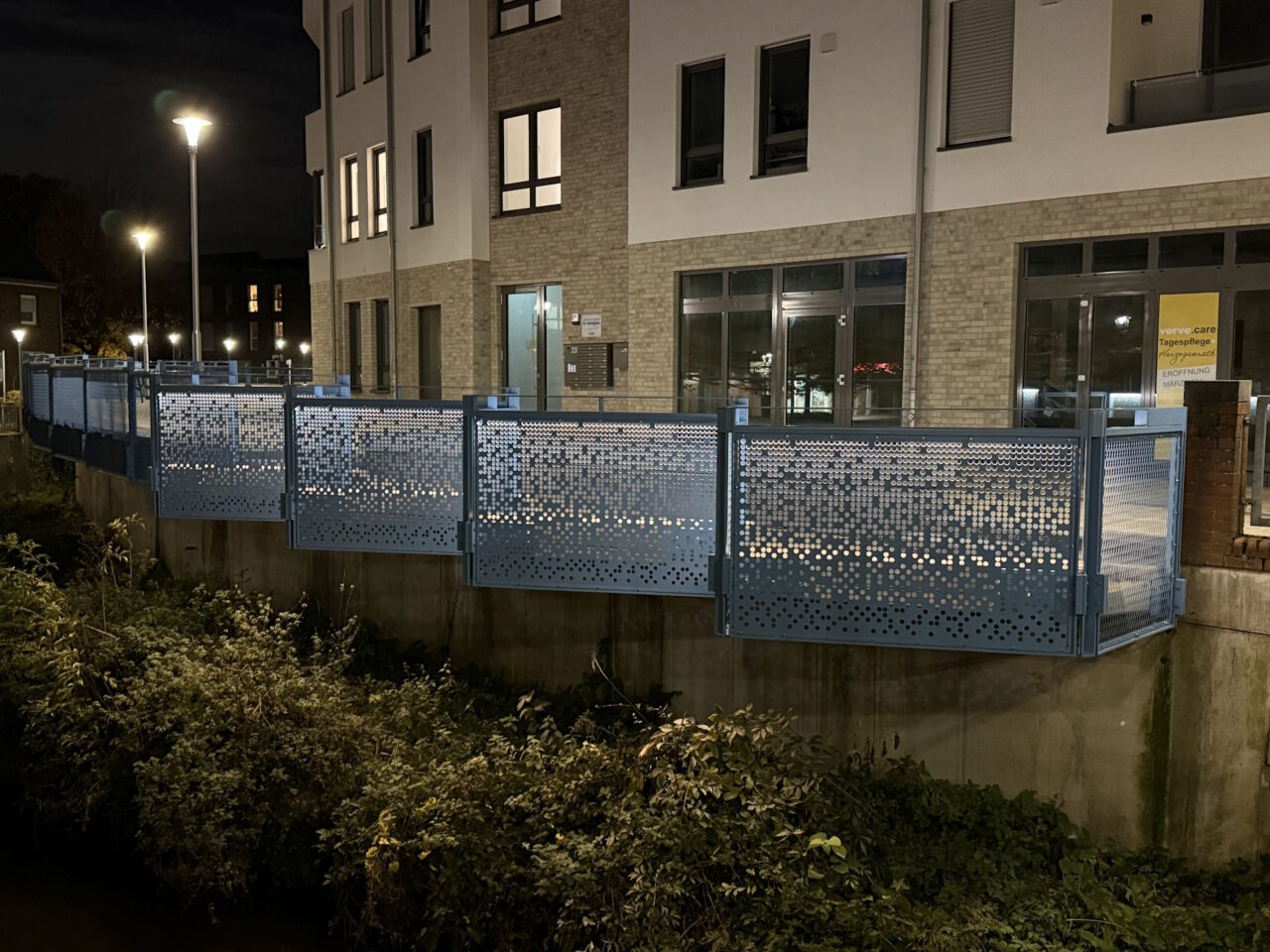 Das blaue Geländer aus gelasertem Stahl sorgt darüber hinaus mit unterschiedlichen Blickdichten für stimmungsvolle Lichteffekte rund ums Wasser. Diese kommen dank eines ausgefeilten Beleuchtungskonzeptes sehr schön zum Tragen.