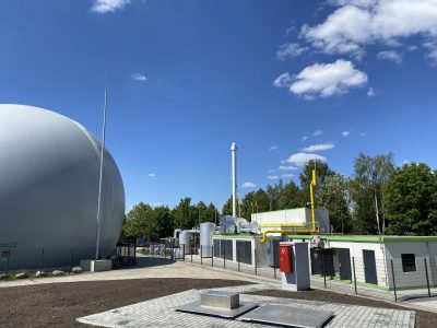 Rohbiogasspeicher (links), Biogasaufbereitungs- & -einspeiseanlage (rechts), Flüssiggastankanlage (vorne)